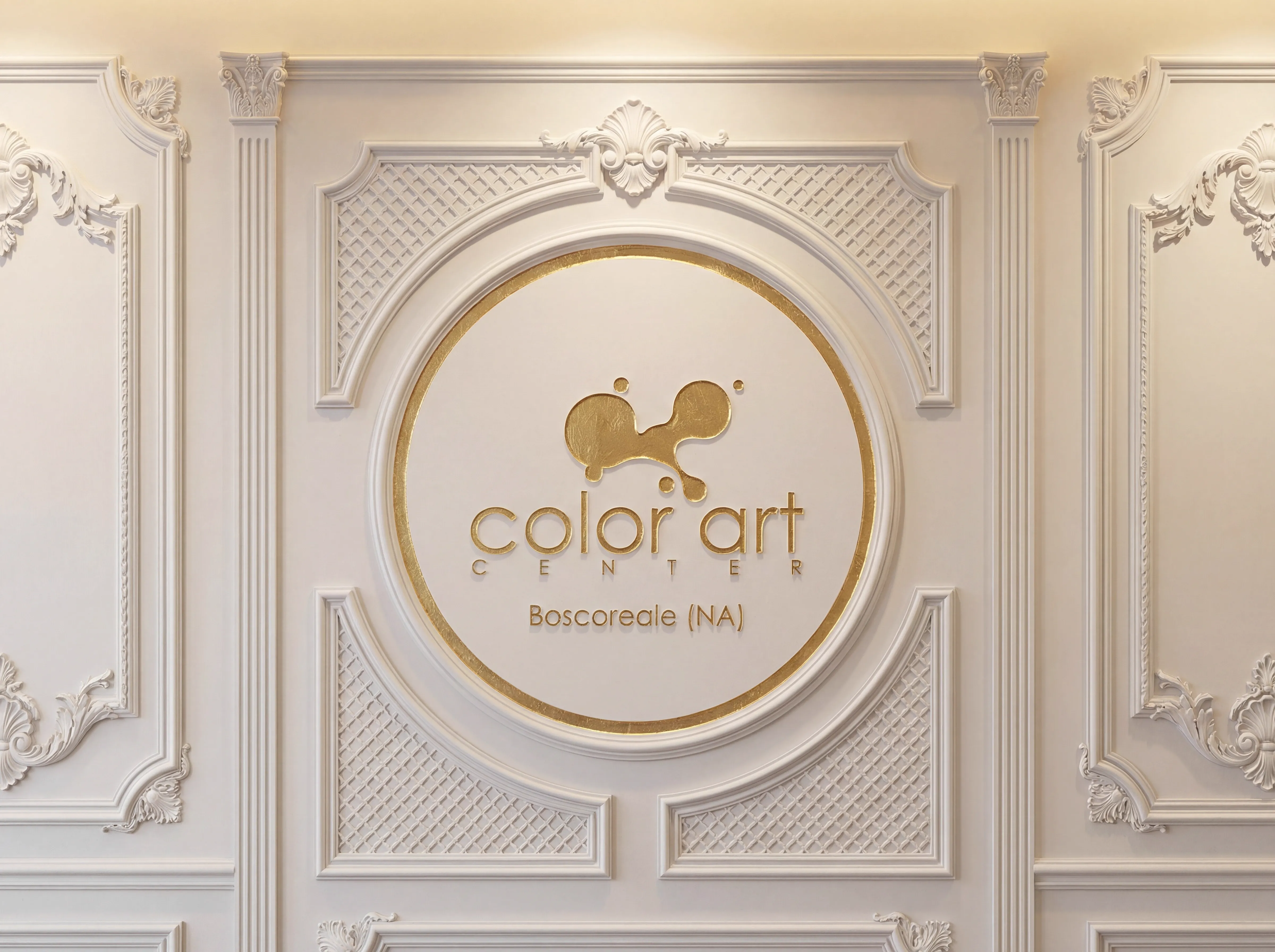 Boiserie in gesso decorativo per interni eleganti in evidenza