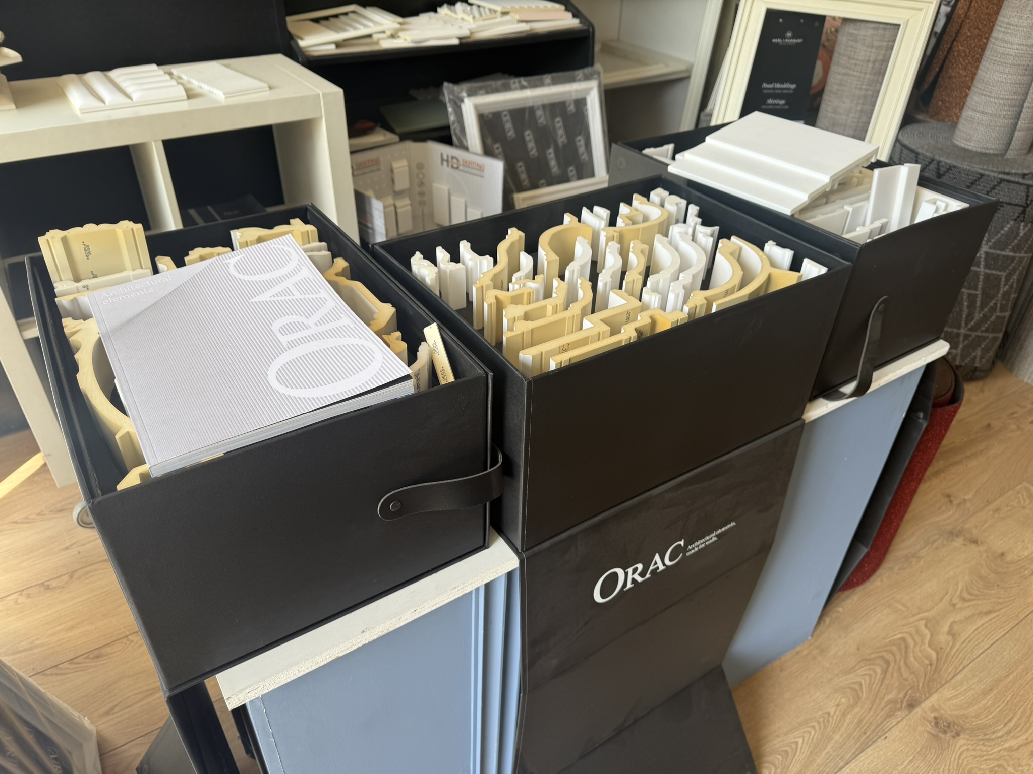 Showroom ORAC Decor Color Art Center IZZO Boscoreale Napoli — cornici, boiserie, pannelli 3D in esposizione