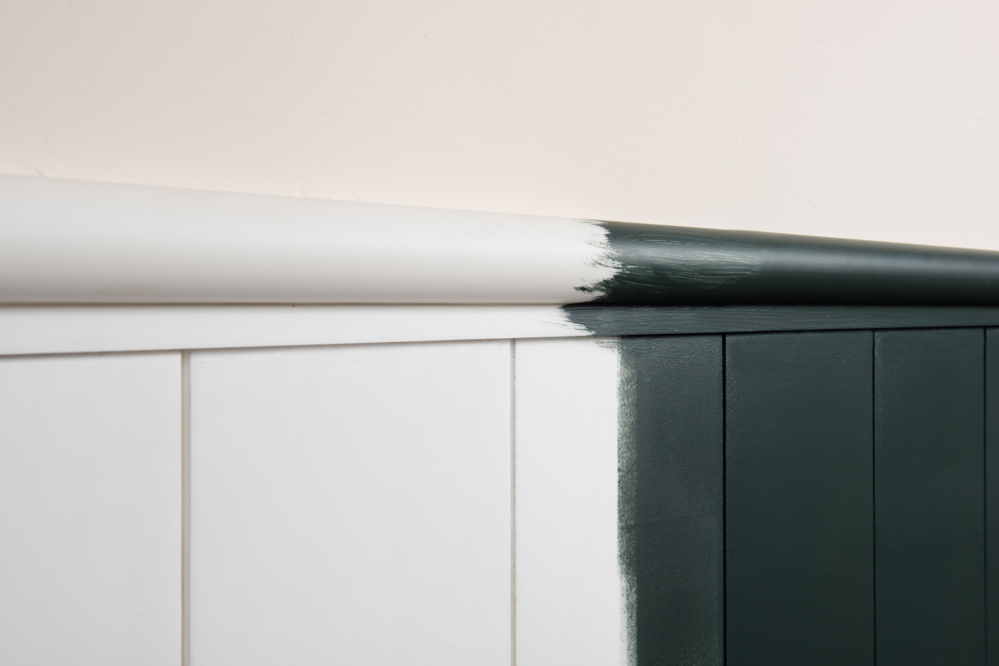 Confronto tra boiserie ORAC Decor e boiserie in legno MDF — dettaglio finitura
