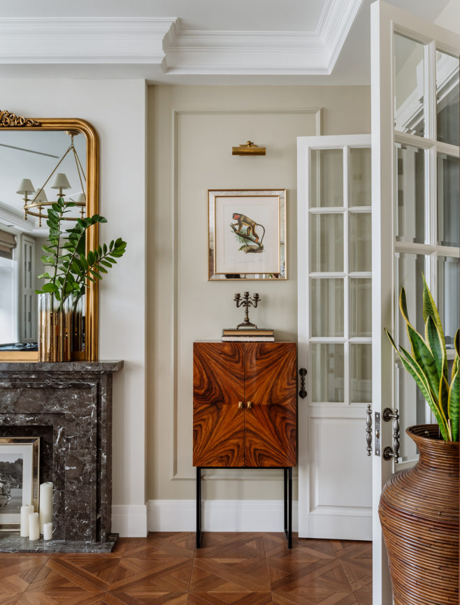 Soggiorno di design con cornici e boiserie ORAC