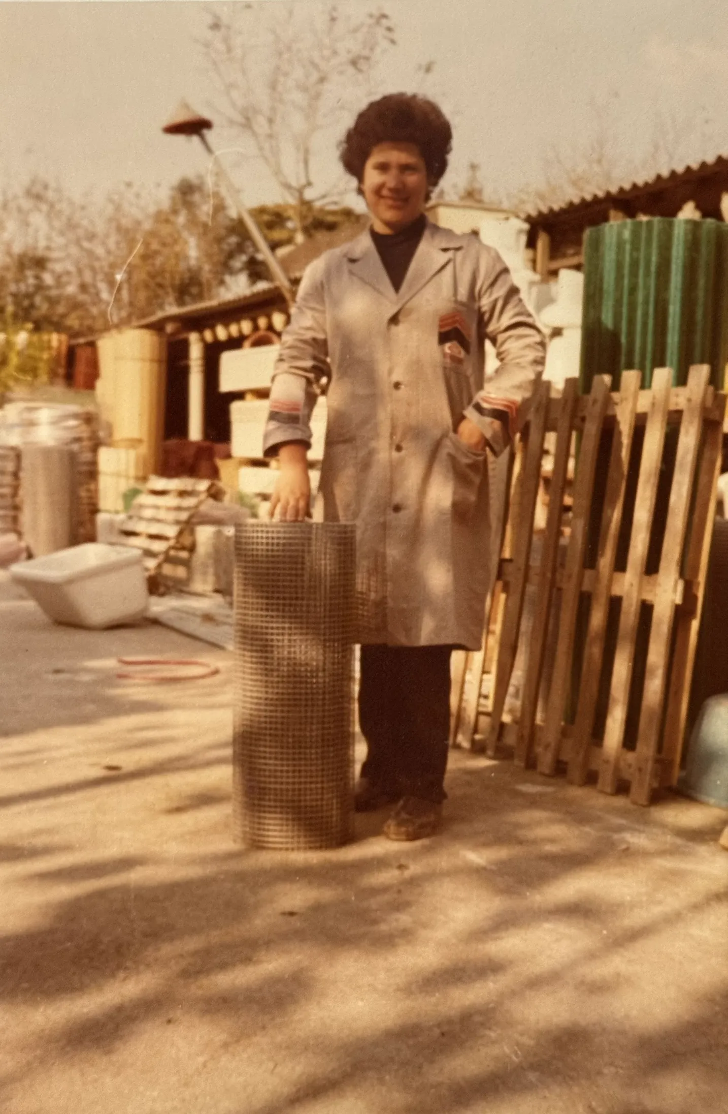 Giuseppe Izzo al lavoro nel negozio storico di Boscoreale da Color Art Center IZZO a Boscoreale