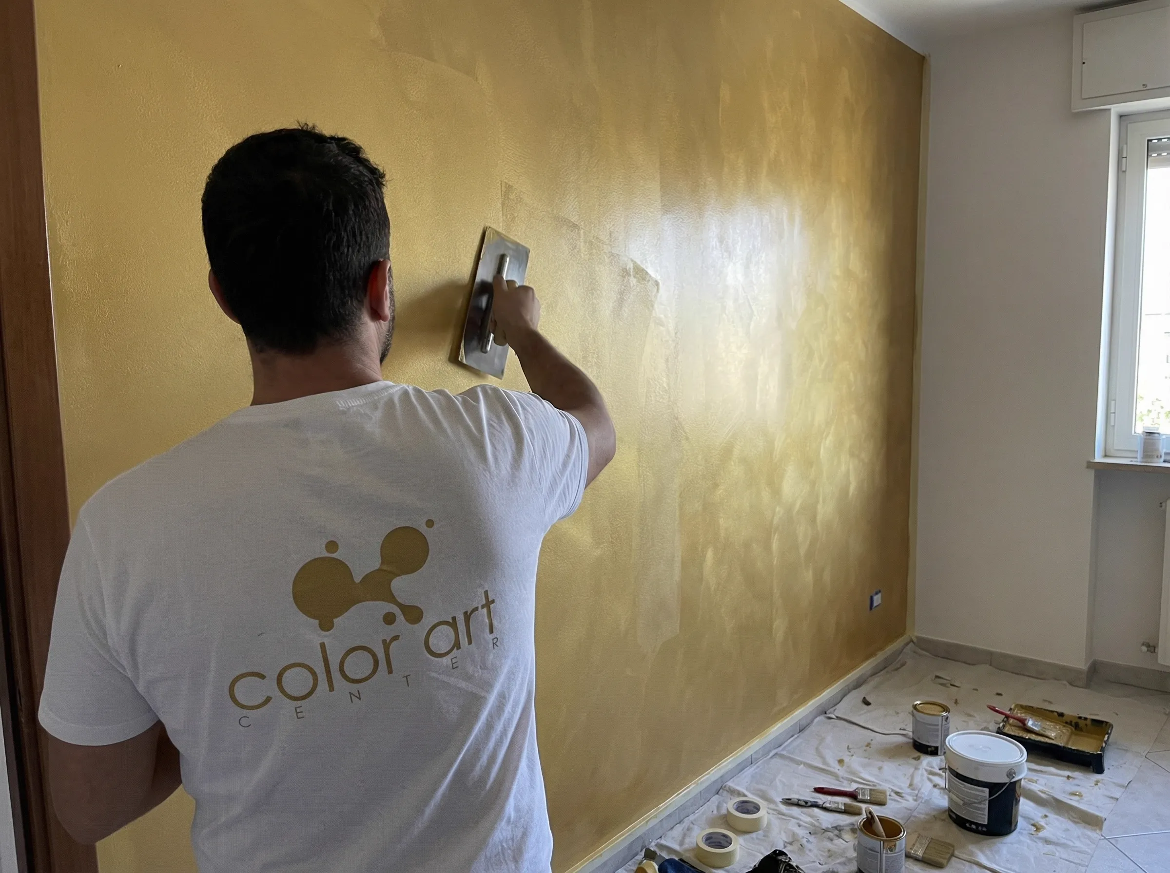 Soggiorno con pittura decorativa effetto seta